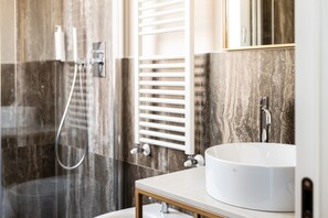 Superior Double or Twin Room | Bathroom | Shower, rainfall showerhead, eco-friendly toiletries, hair dryer - Hotel Rovereto (Rovereto)