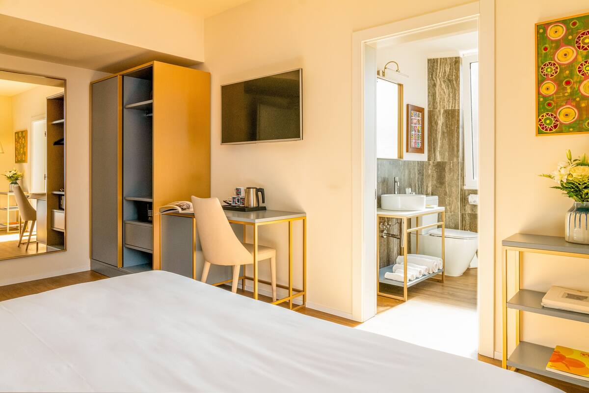 deluxe double or twin room | 1 bedroom, minibar, in-room safe, individually decorated