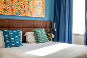 Habitación clásica con 1 cama matrimonial o 2 individuales, para no fumadores, vista a la ciudad | Minibar, caja de seguridad en la habitación y decoración personalizada 
