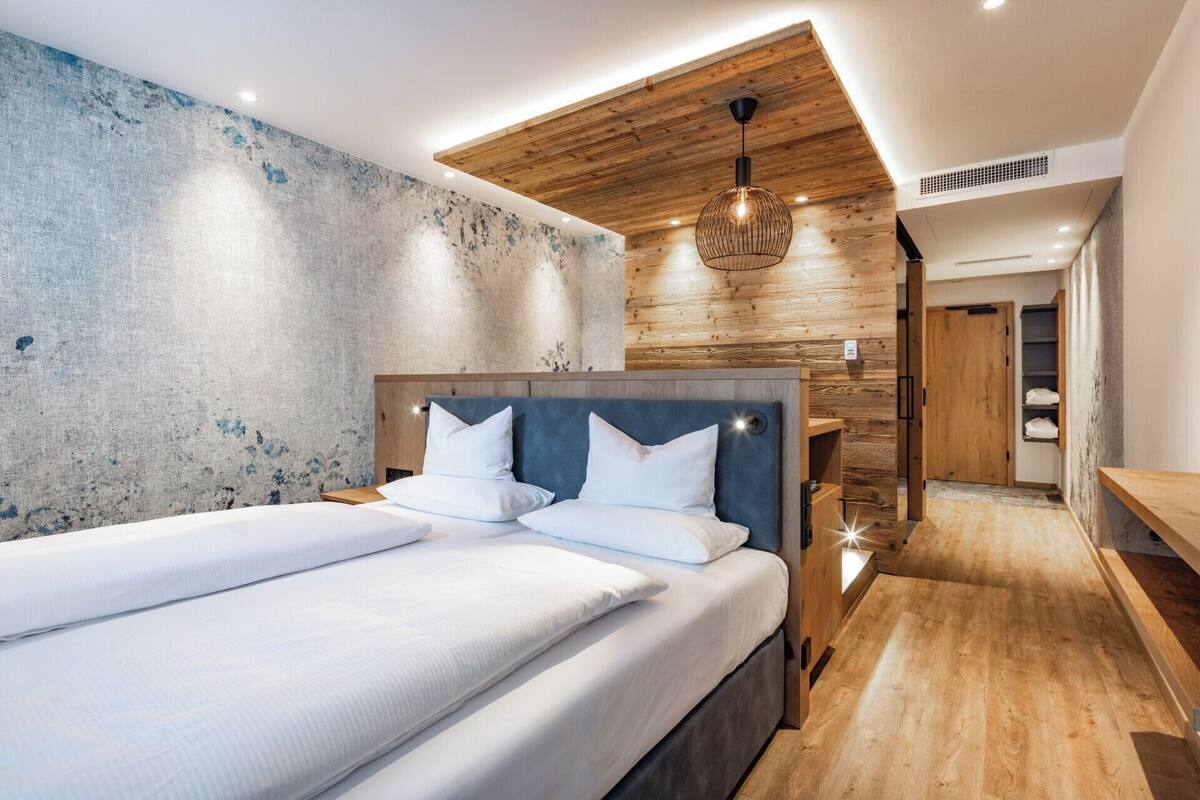 Kamar Double Deluks | Seprai antialergi, selimut bulu angsa, minibar, dan brankas