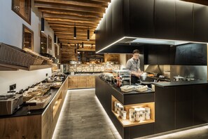 Free daily buffet breakfast - Alm- & Wellnesshotel Alpenhof (Schoenau am Koenigssee)