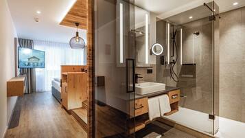 Deluxe Double Room | Hypo-allergenic bedding available, down comforters, minibar