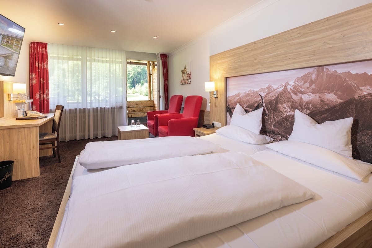 Kamar Double Basic | Seprai antialergi, selimut bulu angsa, minibar, dan brankas