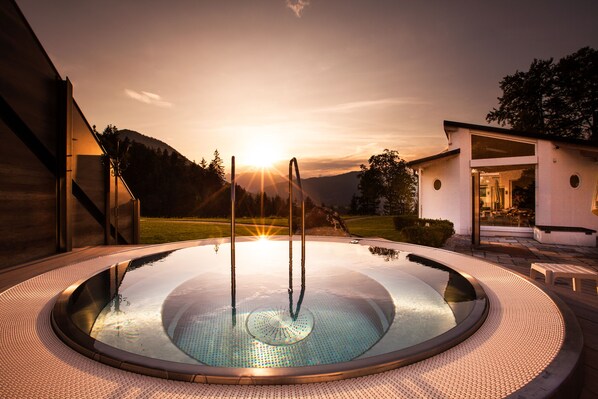 Outdoor spa tub - Alm- & Wellnesshotel Alpenhof (Schoenau am Koenigssee)