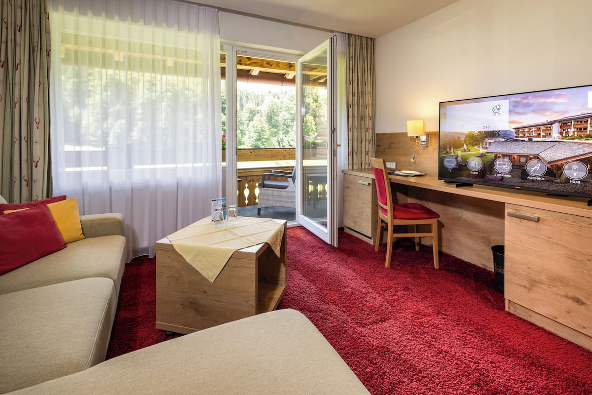 Kamar Double Comfort | Seprai antialergi, selimut bulu angsa, minibar, dan brankas