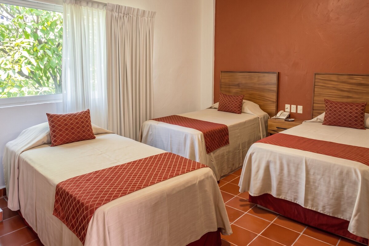 Habitación club sin vista | Escritorio, wifi gratis, muebles diferentes y ropa de cama