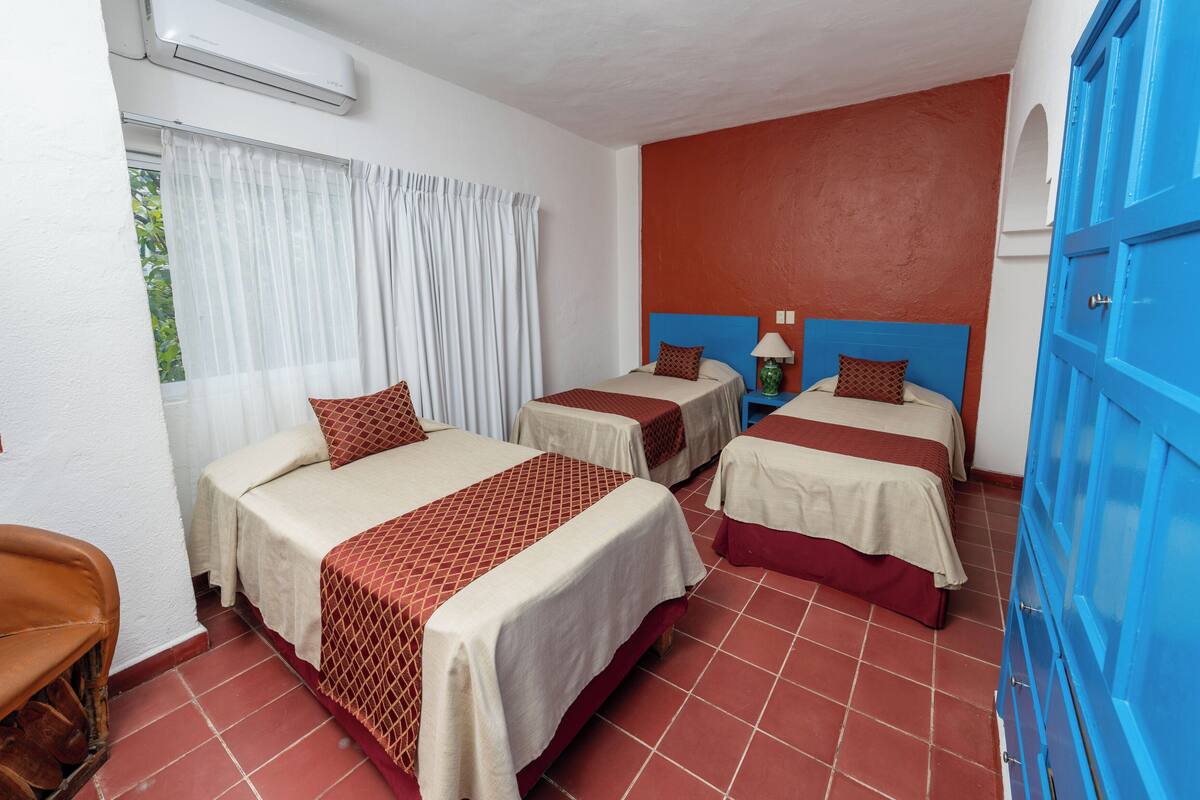 Escritorio, wifi gratis, muebles diferentes y ropa de cama 