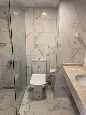 Ensemble douche/baignoire, sèche-cheveux, peignoirs, serviettes fournies