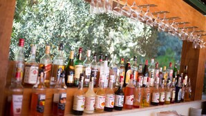Un bar con una variedad de botellas de licor y copas de vino.