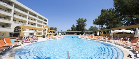Outdoor pool, sun loungers