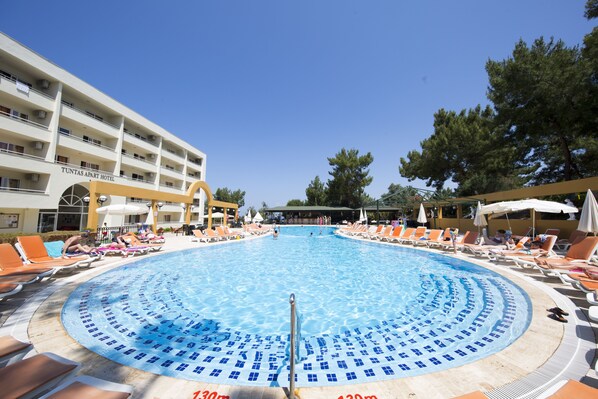 Outdoor pool, sun loungers - Tuntas Family Suites Kusadasi (Kusadasi)