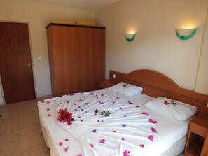 1 bedroom, pillow-top beds, desk, blackout curtains - Tuntas Family Suites Kusadasi (Kusadasi)