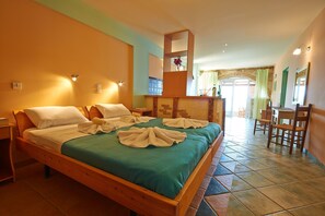 Studio Confort, 1 très grand lit, vue mer | Matelas mémoire de forme, coffres-forts dans les chambres