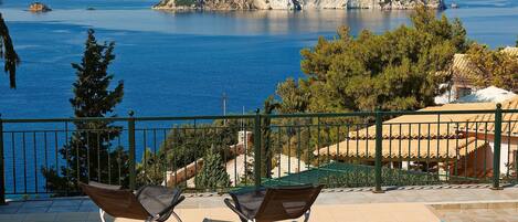 Outdoor pool, pool umbrellas, sun loungers