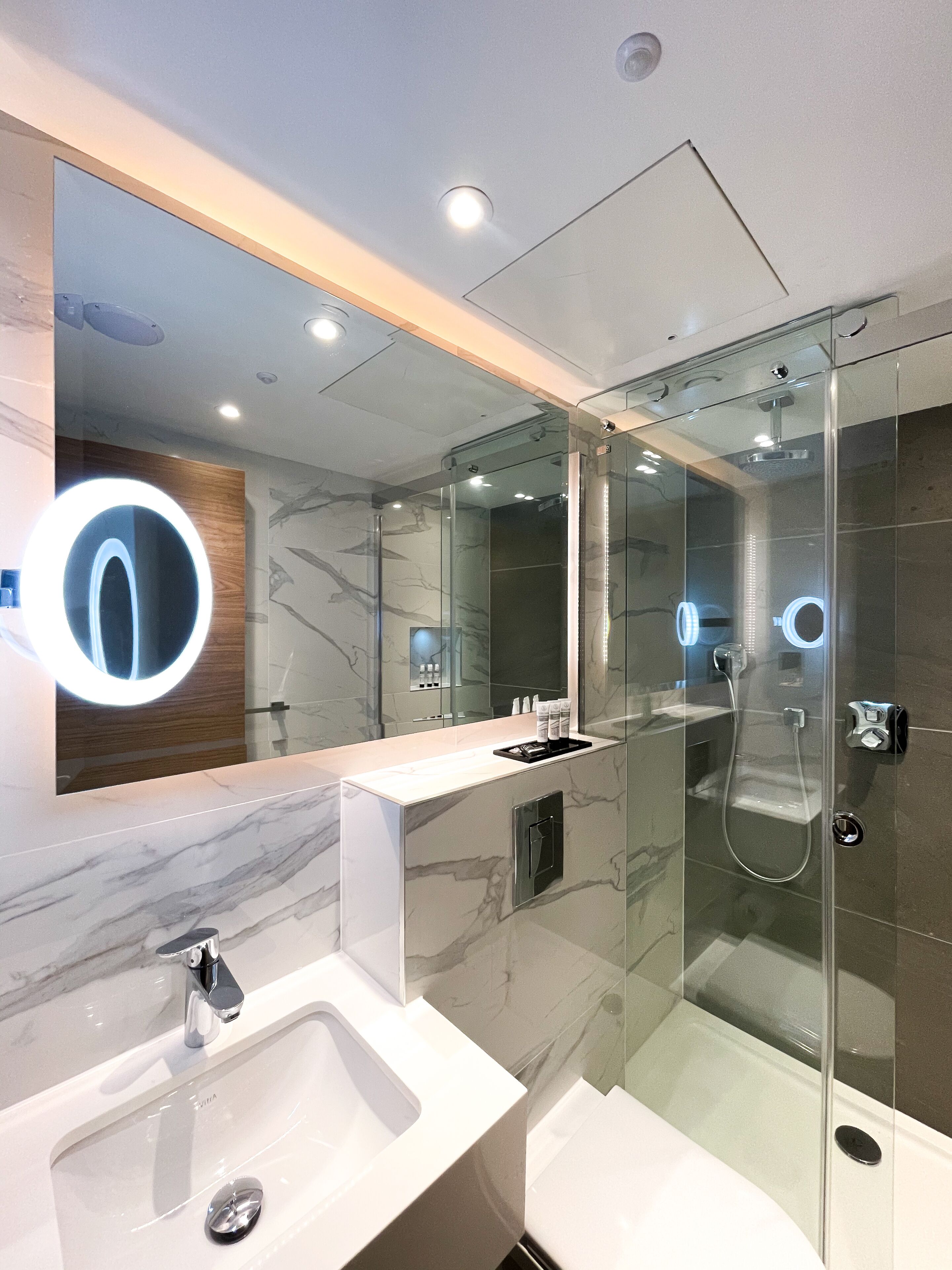 deluxe triple room | bathroom | hair dryer, towels, soap, shampoo