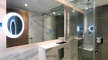 Deluxe Triple Room | Bathroom | Hair dryer, towels, soap, shampoo