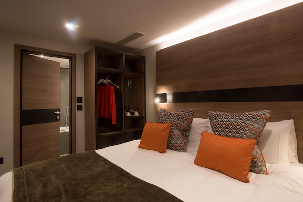 Caja de seguridad en la habitación y escritorio