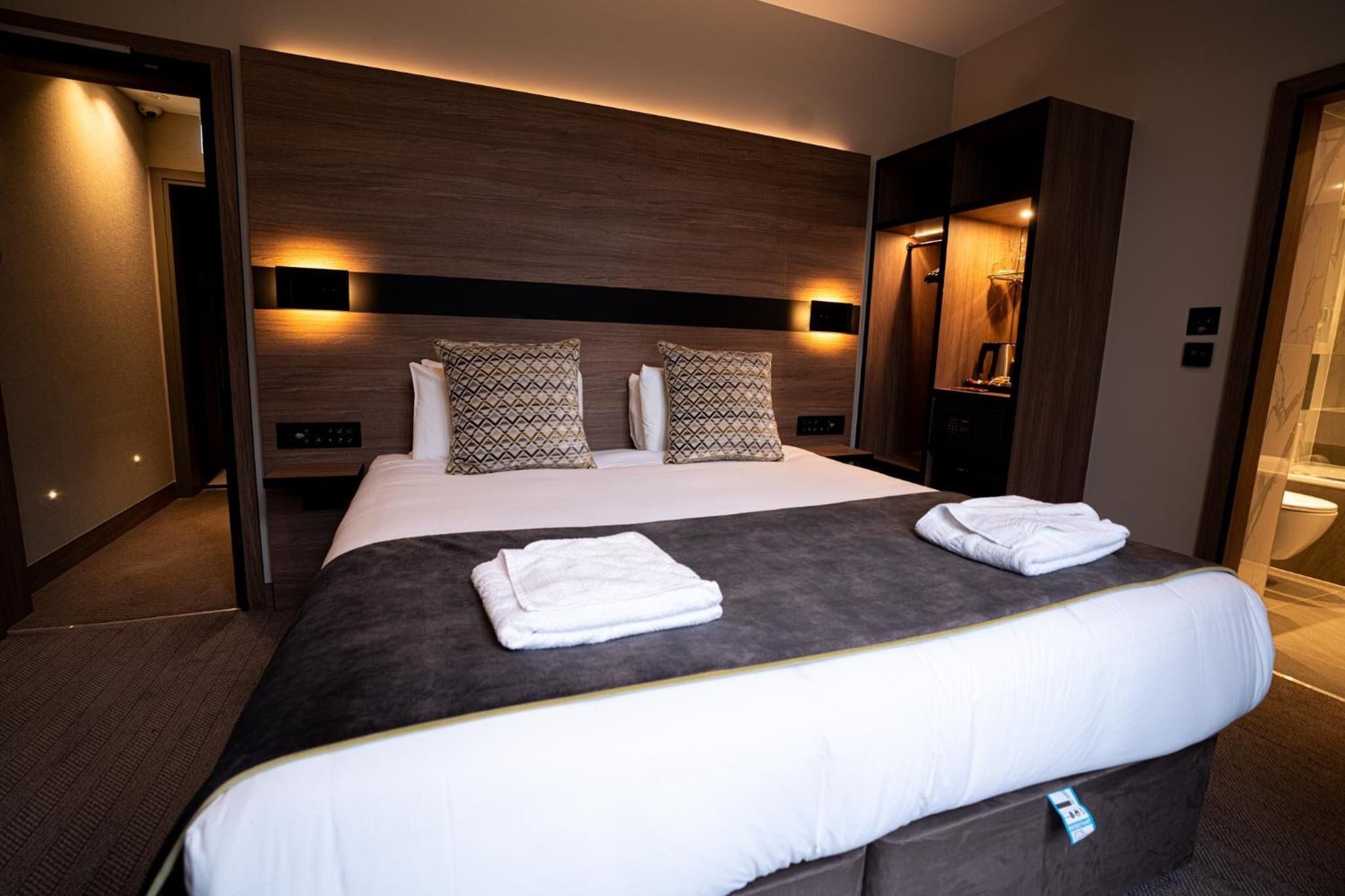 in-room safe, desk, laptop workspace, blackout curtains