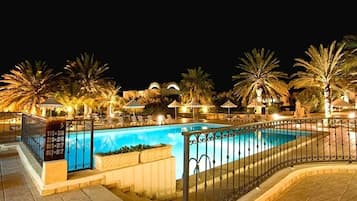 Piscine couverte, piscine extérieure, parasols de plage, chaises longues