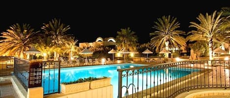 Piscine couverte, piscine extérieure, parasols de plage, chaises longues