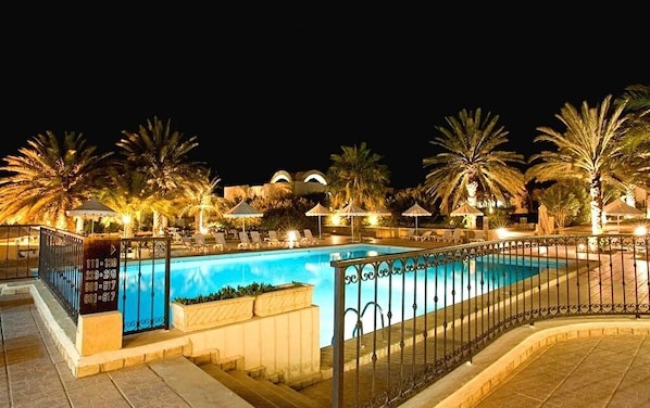 Inomhuspool, utomhuspool, parasoller och solstolar