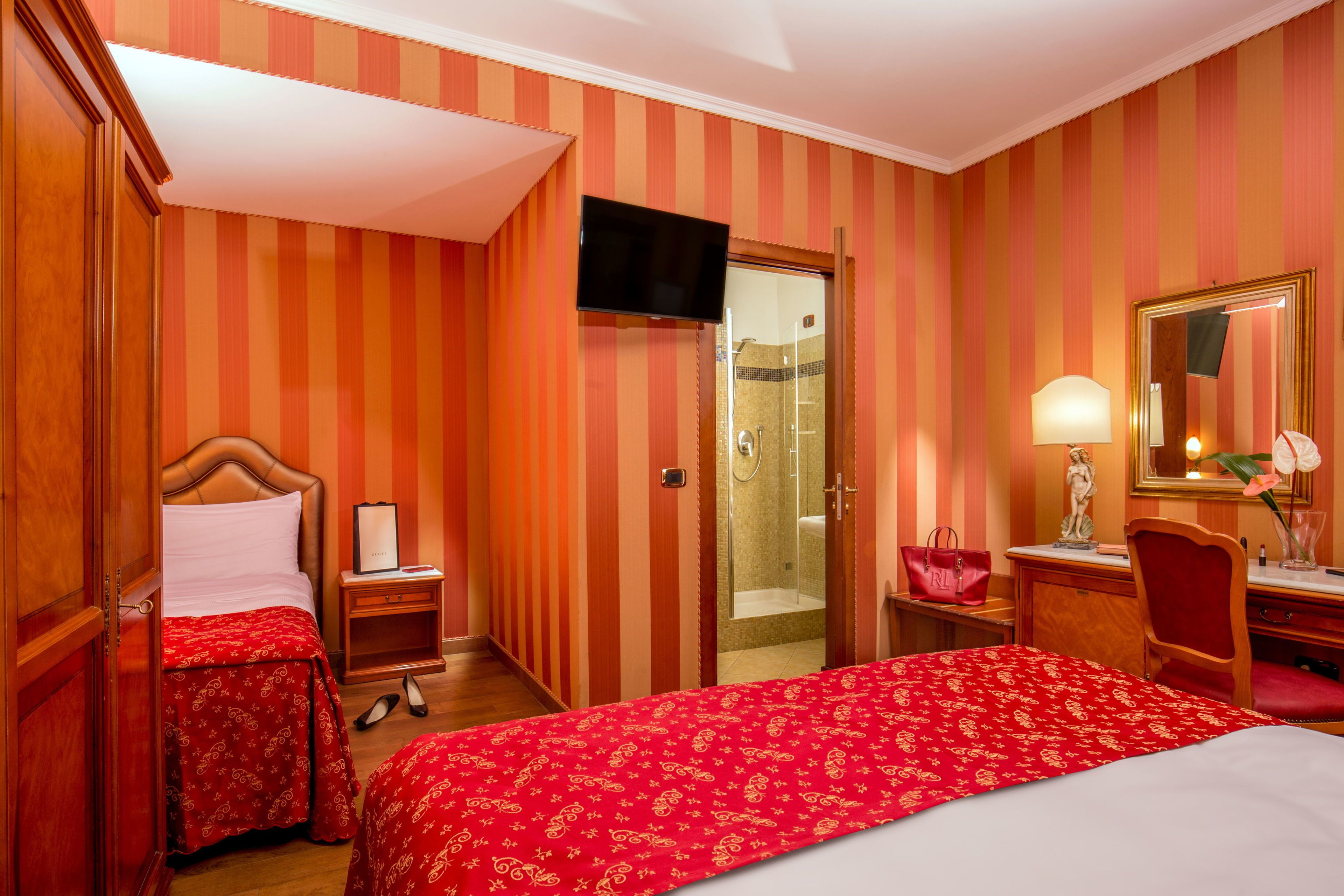 triple room | minibar, in-room safe, individually decorated, desk