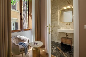 Bañera profunda, artículos de tocador gratuitos, secador de pelo