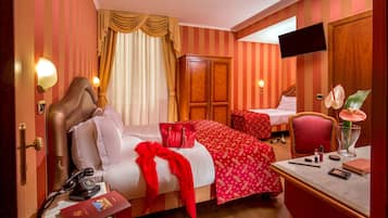 Habitación triple | Minibar, caja de seguridad en la habitación y decoración personalizada