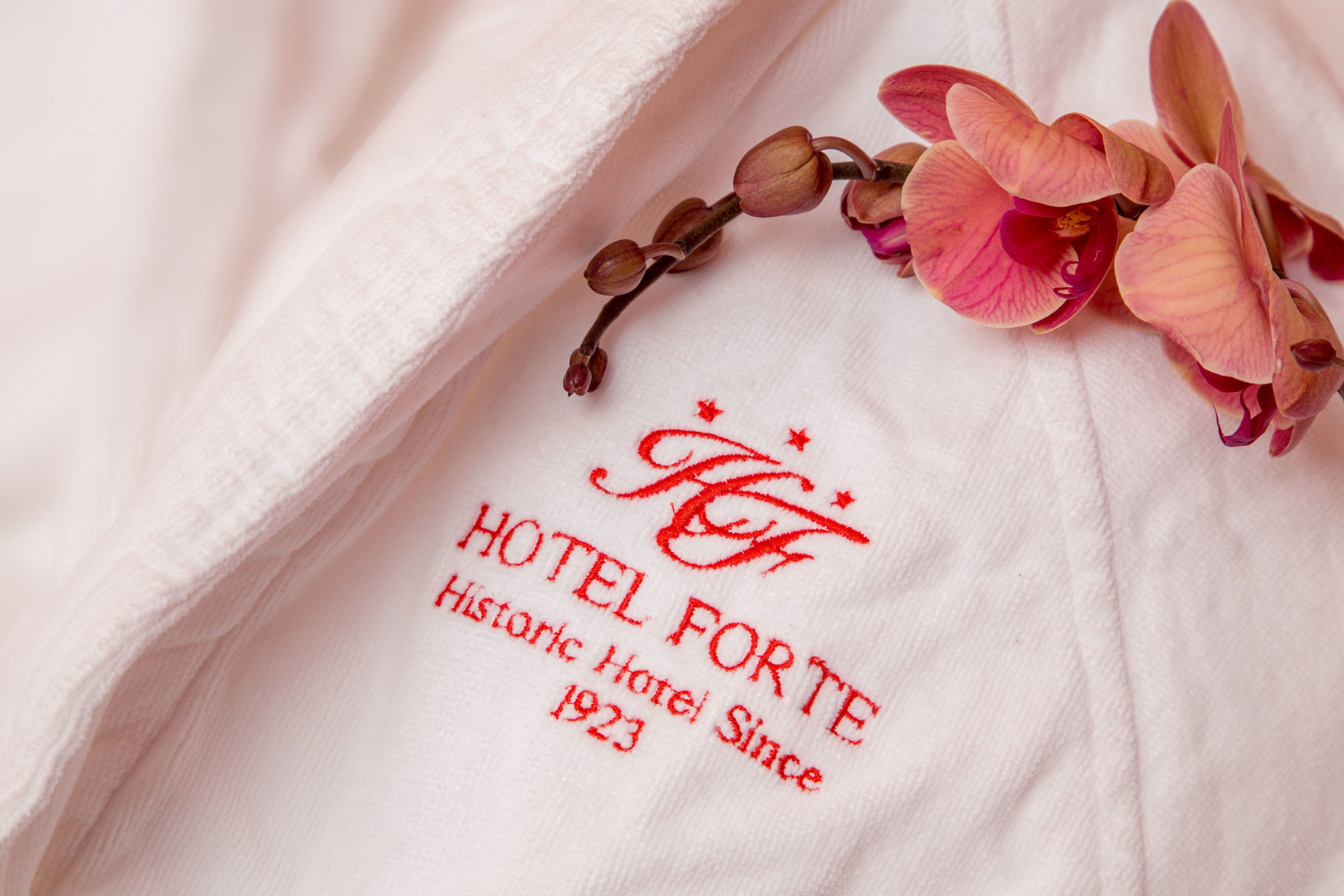 minibar, in-room safe, individually decorated, desk