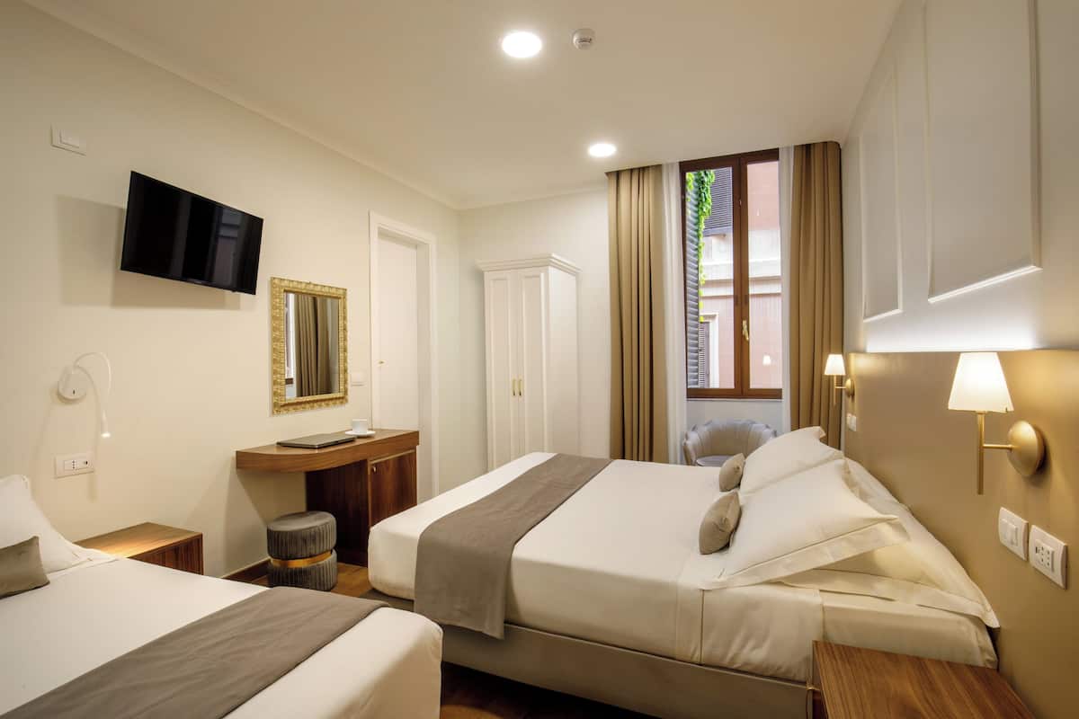 ميني بار وخزنة داخل الغرفة وبديكورات فريدة لكل غرفة ومكتب