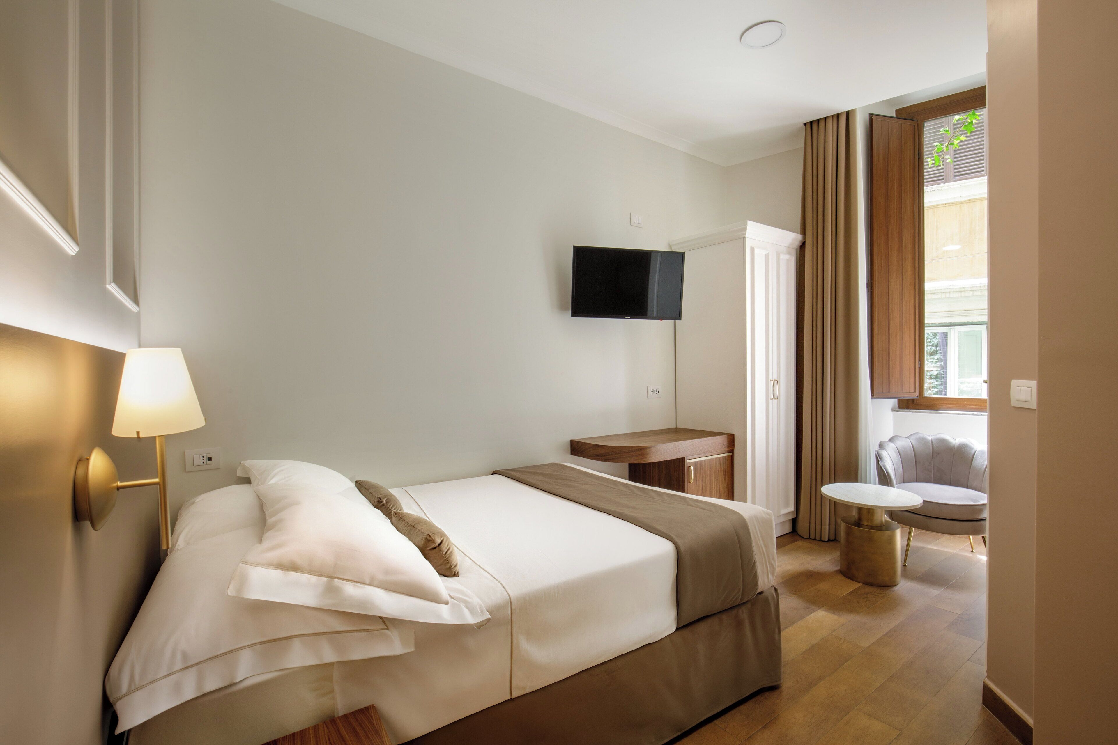 ميني بار وخزنة داخل الغرفة وبديكورات فريدة لكل غرفة ومكتب