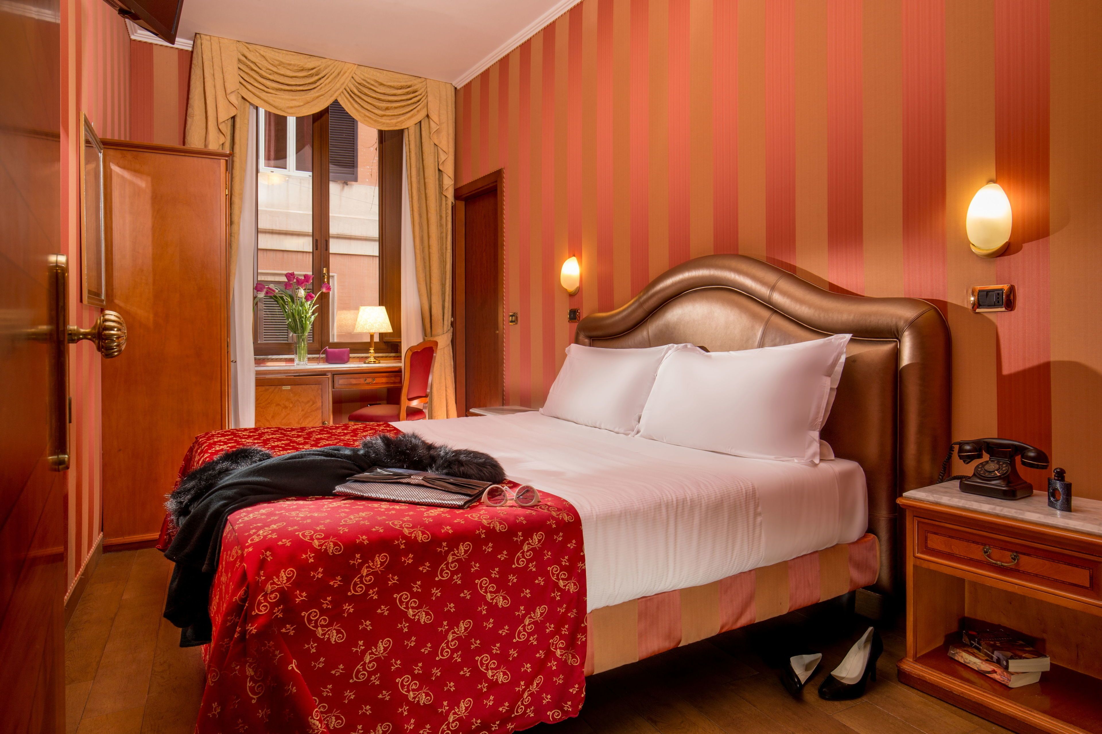 double room | minibar, in-room safe, individually decorated, desk