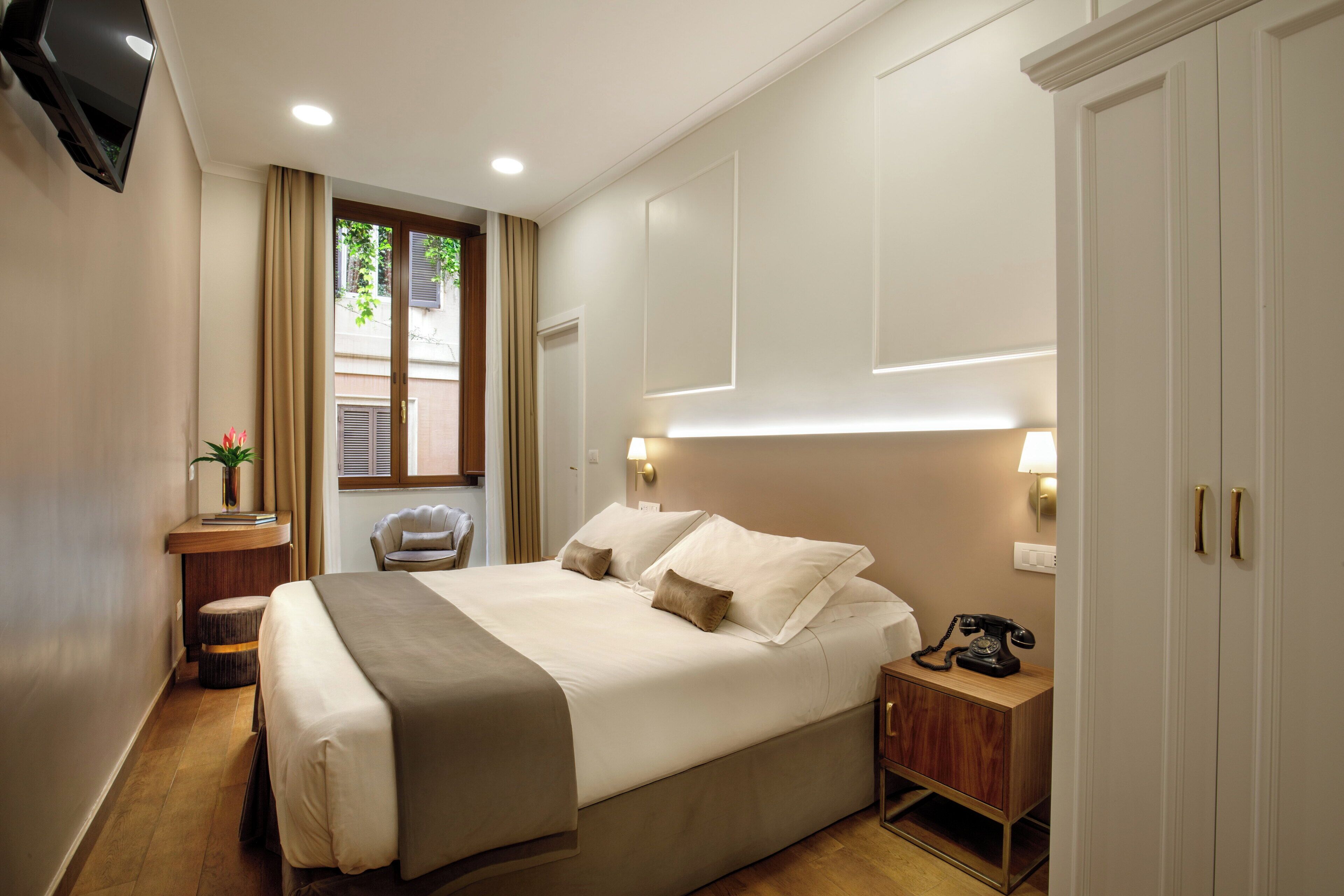 ميني بار وخزنة داخل الغرفة وبديكورات فريدة لكل غرفة ومكتب