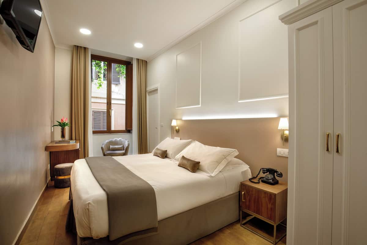 ميني بار وخزنة داخل الغرفة وبديكورات فريدة لكل غرفة ومكتب