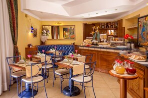 Tägliches Frühstücksbuffet gegen Gebühr