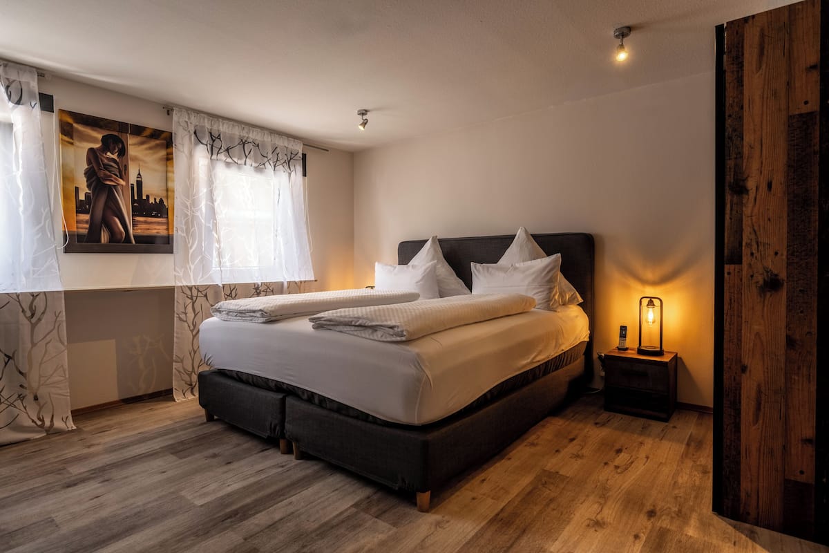 Basic Double Room, 1 Katil Ratu (Queen) | 1 bilik tidur, peti besi dalam bilik, langsir/tirai gelap terus