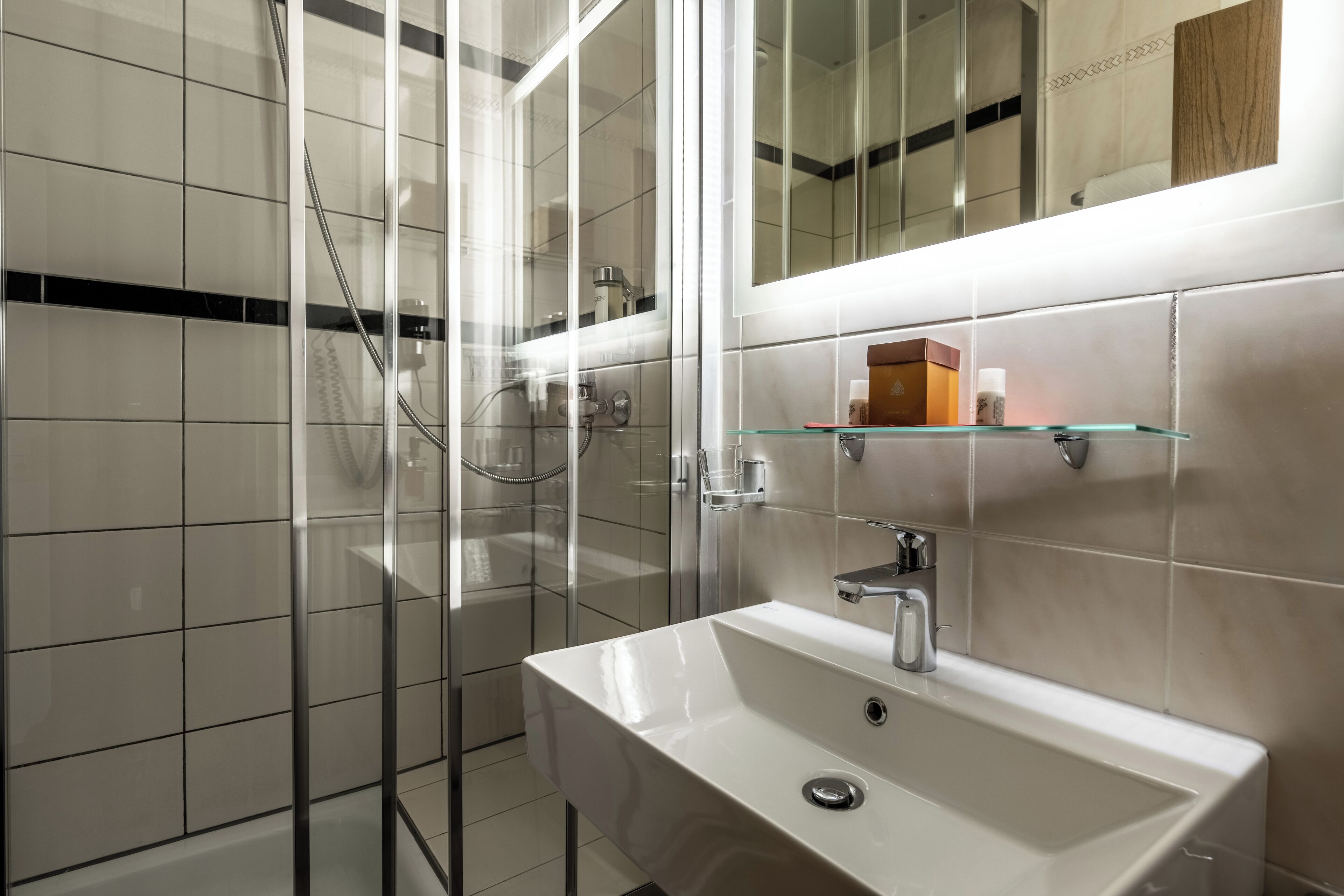Doppia Comfort, 1 letto matrimoniale | Bagno | Asciugacapelli, sapone, shampoo, carta igienica