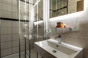 Comfort Double Room, 1 Double Bed | Bathroom | Hair dryer, soap, shampoo, toilet paper - Hotel Ochsen (Bad Saulgau)