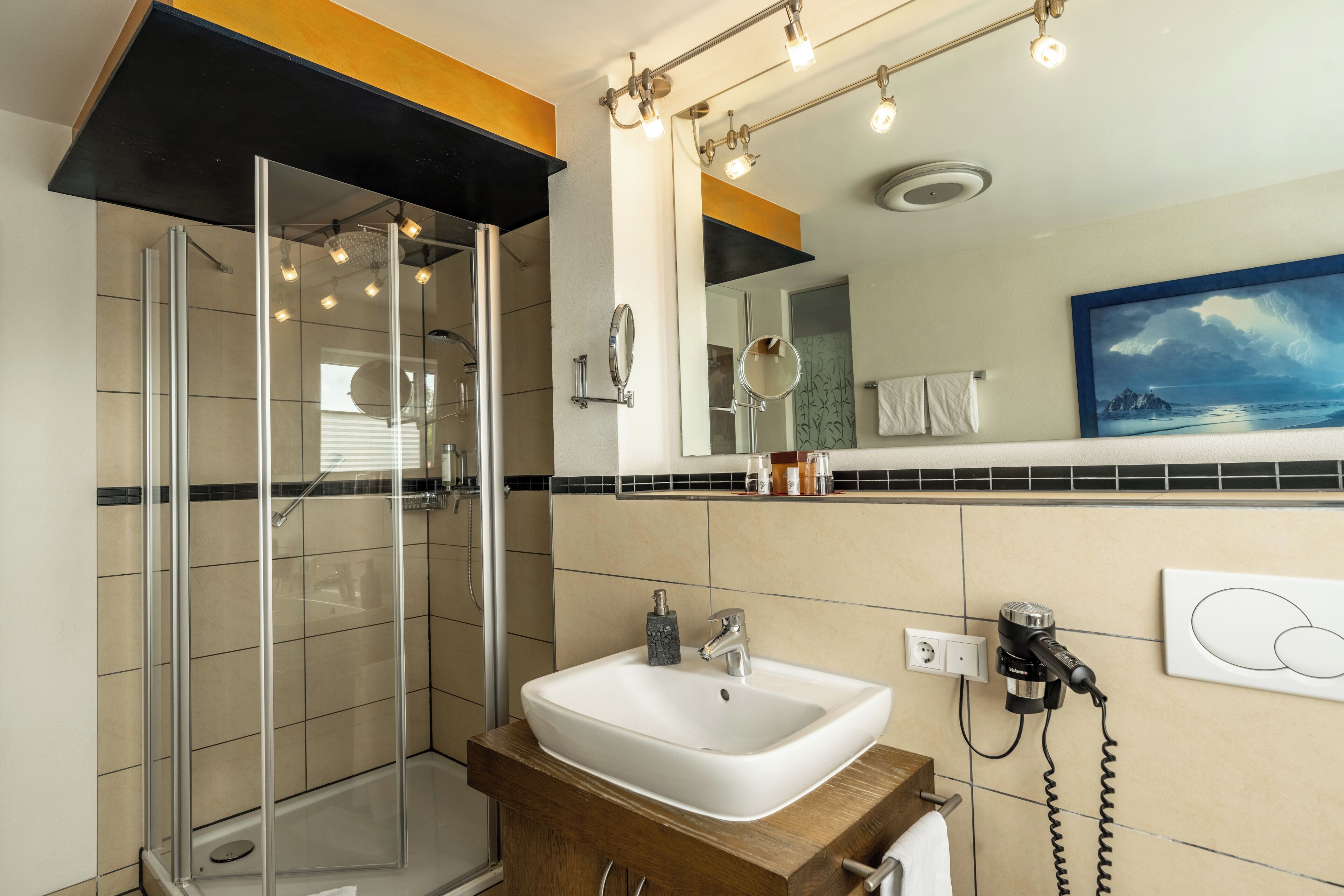 deluxe double room, 1 double bed | bathroom | hair dryer, soap, shampoo, toilet paper