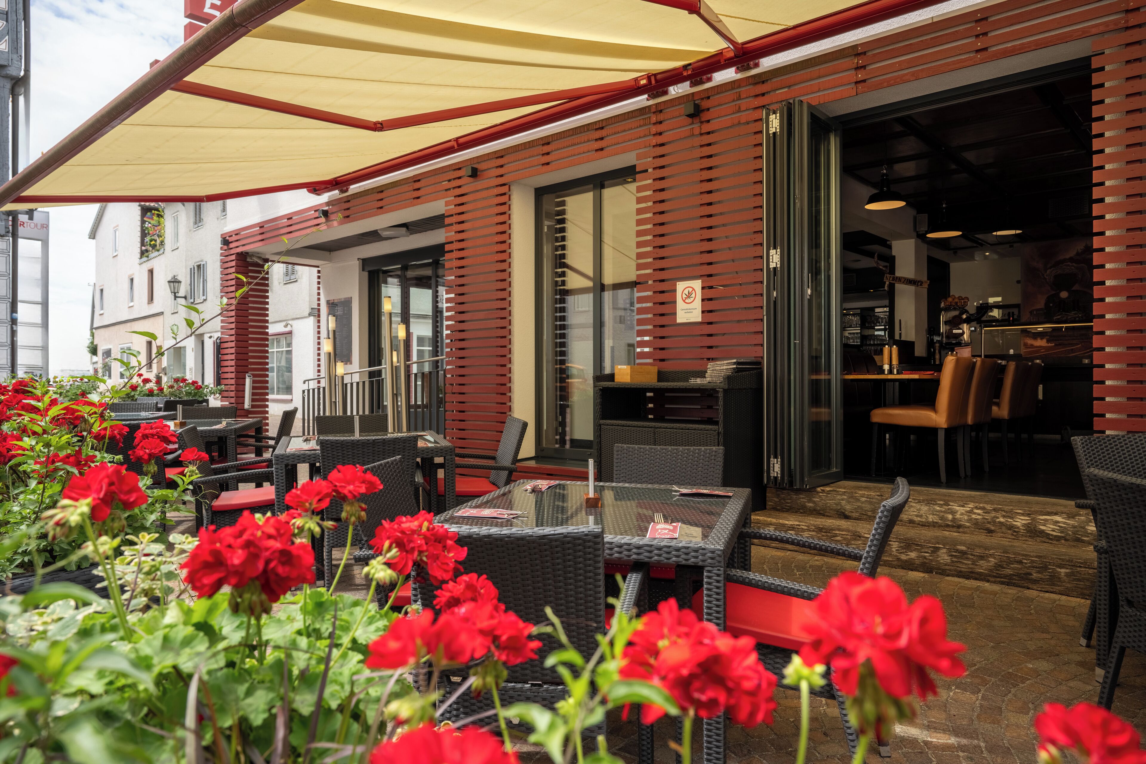 供應午餐和晚餐，當地和國際料理，露天餐廳