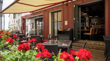 Mittagessen, lokale und internationale Küche, Speisen im Freien