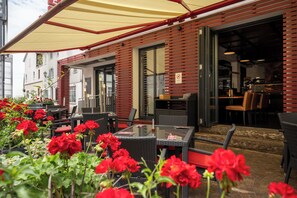 供应午餐和晚餐,本地与国际菜,室外就餐