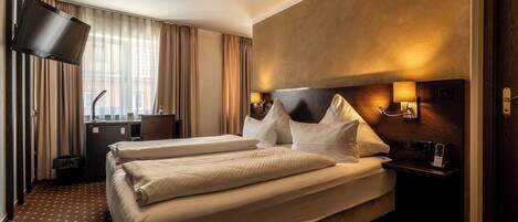 Comfort Double Room, 1 Double Bed | In-room safe, blackout drapes, iron/ironing board