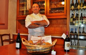 供应早餐、午餐和晚餐，意大利菜，花园景观