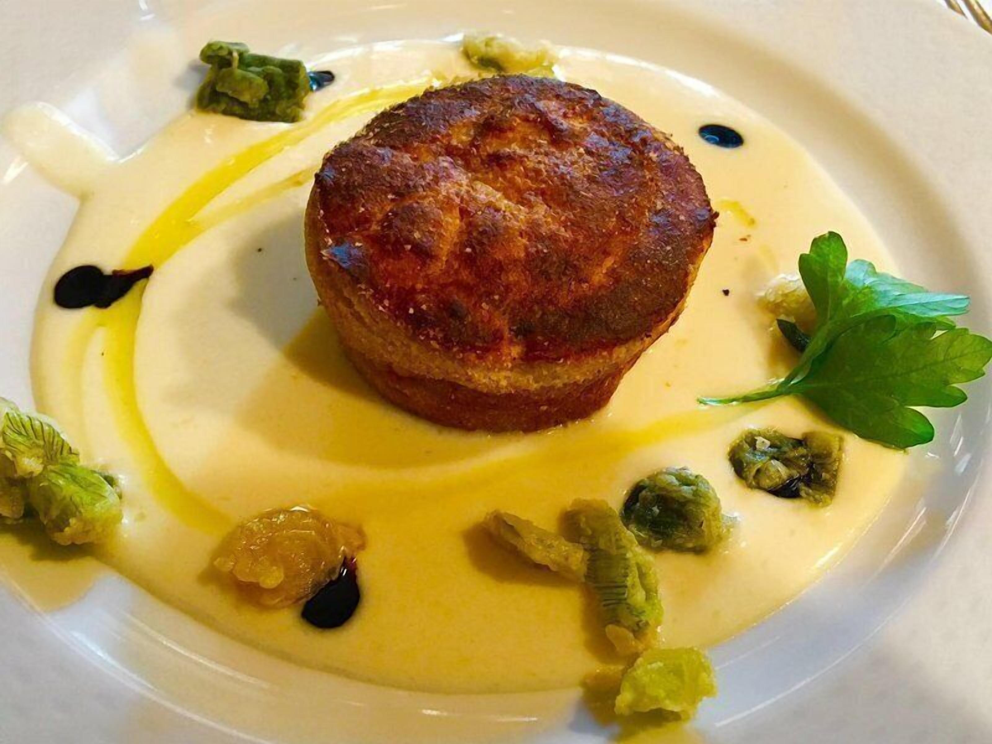 Un plato con un muffin, salsa y adornos.