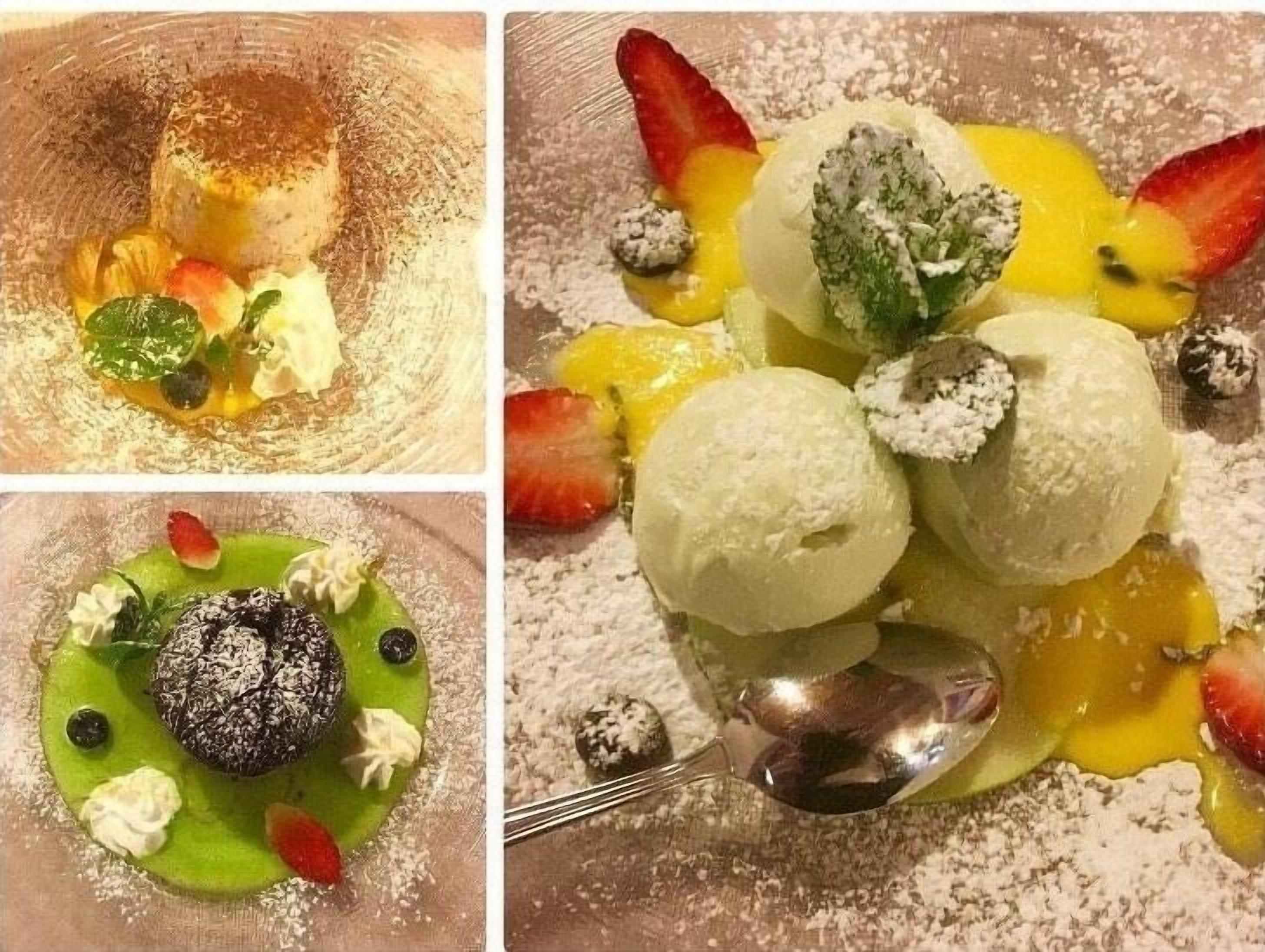 Un plat de postres amb diverses fruites i una bola de gelat.