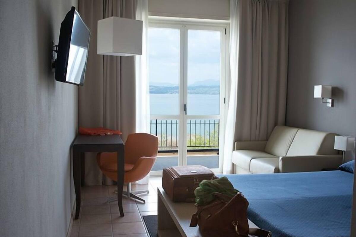 Perhehuone, terassi, järvinäköala | Tallelokero huoneessa, työpöytä, vauvansängyt, lisävuoteet