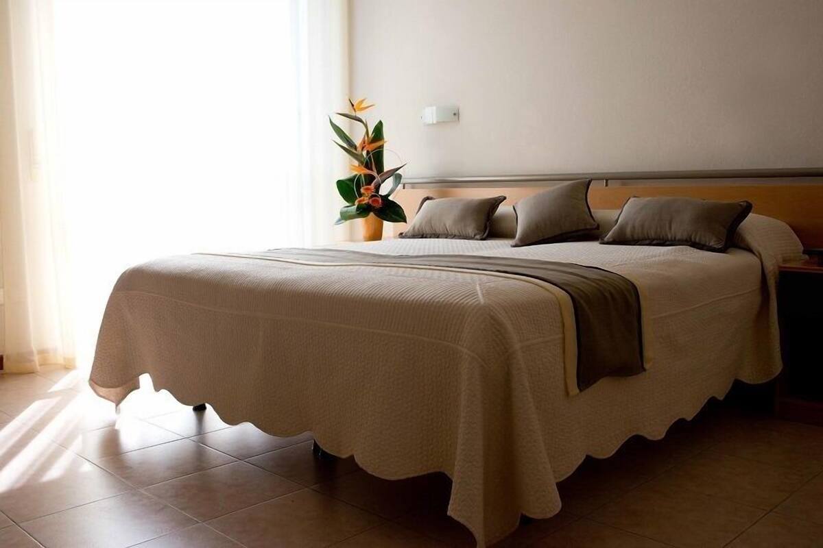 Kahden hengen huone (yksi tai kaksi sänkyä) | Tallelokero huoneessa, työpöytä, vauvansängyt, lisävuoteet