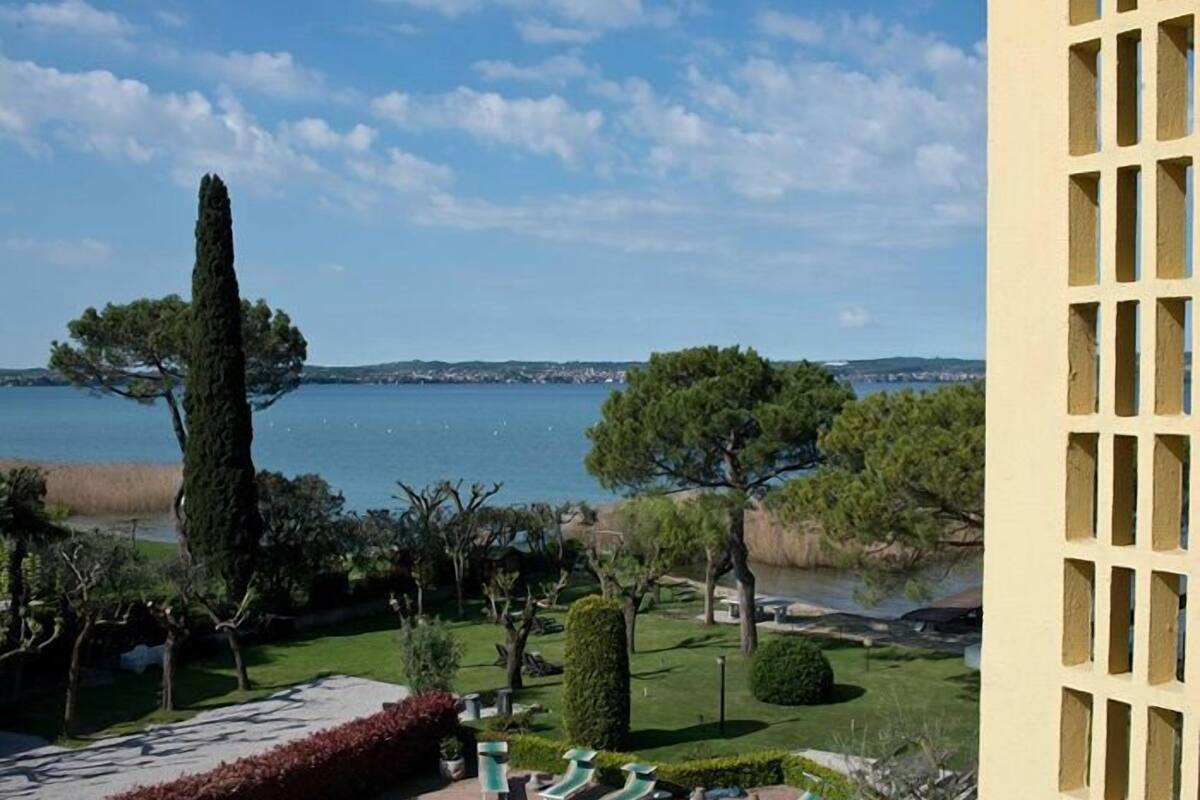 Kahden hengen huone, parveke, järvinäköala | Tallelokero huoneessa, työpöytä, vauvansängyt, lisävuoteet