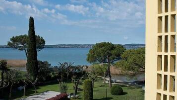 Kahden hengen huone, parveke, järvinäköala | Tallelokero huoneessa, työpöytä, vauvansängyt, lisävuoteet